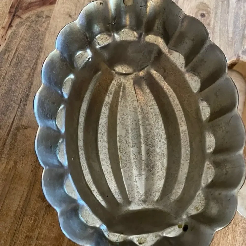 Vintage ODI solid copper melon shaped mold with brass hook 5-1/2”